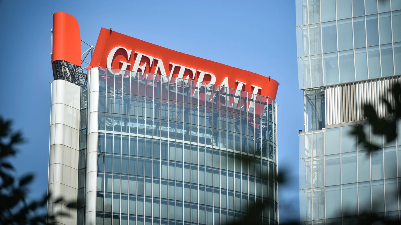 L’insegna pericolante sulla torre Generali di Citylife lo scorso 30 giugno