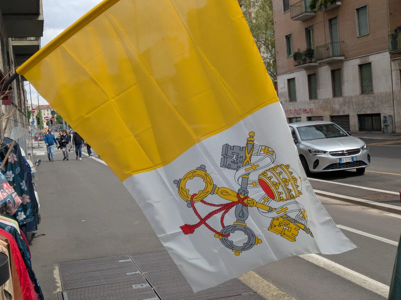 Milano, in via Modestino bandiere per onorare Papa Francesco