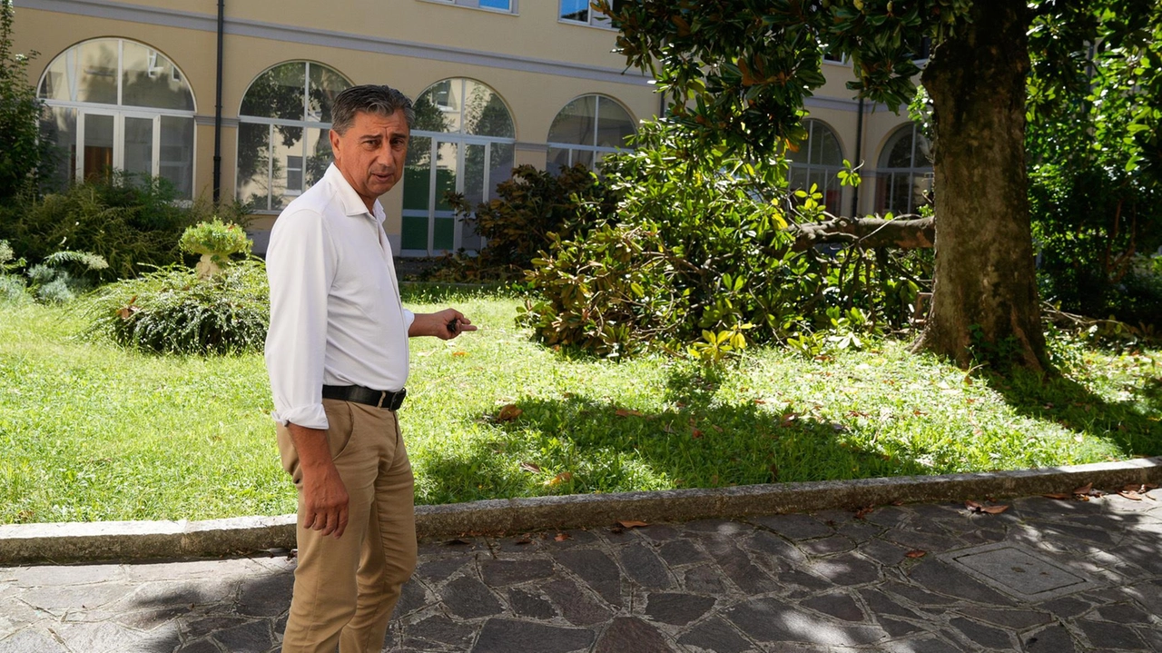 Il direttore dell’Asp Basso Lodigiano Enrico Dusio nel cortile interno dove è crollato un ramo sul gazebo degli ospiti Il direttore dell’Asp Basso Lodigiano Enrico Dusio nel cortile interno dove è crollato un ramo sul gazebo degli ospiti