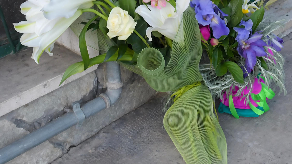 La città piange un femminicidio che forse si poteva evitare. Una tragedia maturata in una situazione "sottovalutata", per molti gestita... La città piange un femminicidio che forse si poteva evitare. Una tragedia maturata in una situazione "sottovalutata", per molti gestita...