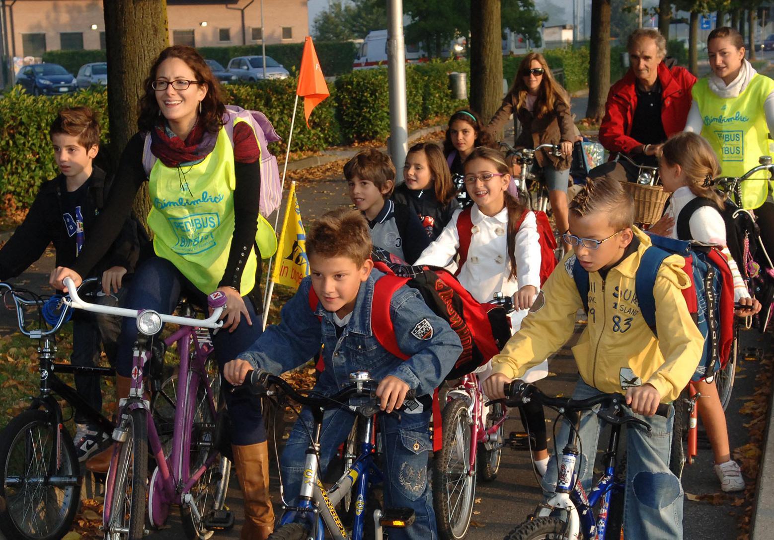 gli ultimi giorni di scuola a piedi o in bici 
