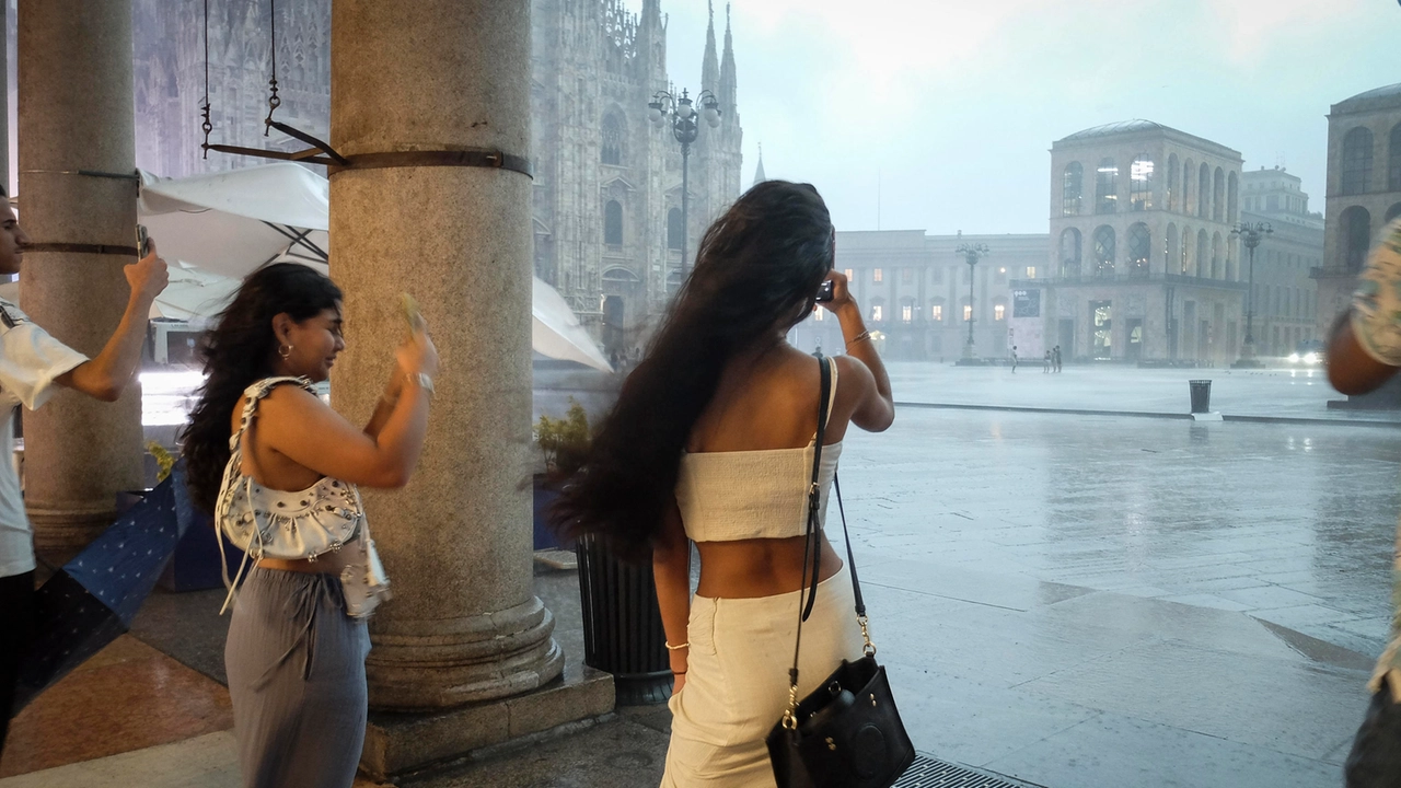 Sulla Lombardia in arrivo temporali di calore e rovesci intensi che andranno a sferzare la canicola di questi giorni d’estate Sulla Lombardia in arrivo temporali di calore e rovesci intensi che andranno a sferzare la canicola di questi giorni d’estate