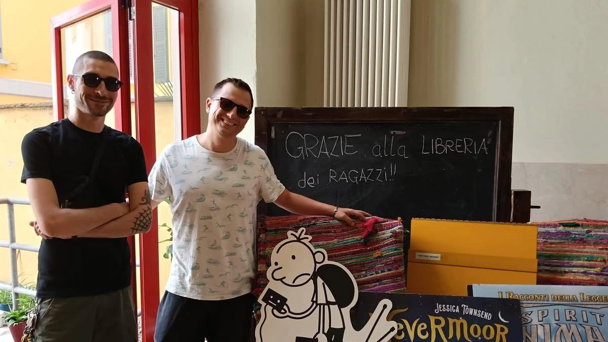 La saracinesca si è abbassata, la Libreria dei Ragazzi di via Tadino è vuota. Ma la sua panchina verde, gli...