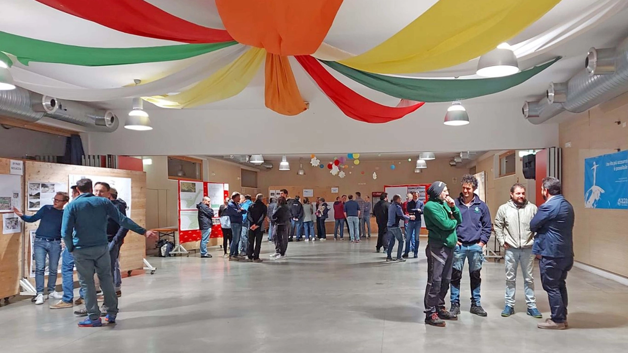 Il centro polifunzionale di Rasin è stato teatro dell’assemblea pubblica promossa dal Comune per far conoscere alla cittadinanza le nuove opere Il centro polifunzionale di Rasin è stato teatro dell’assemblea pubblica promossa dal Comune per far conoscere alla cittadinanza le nuove opere