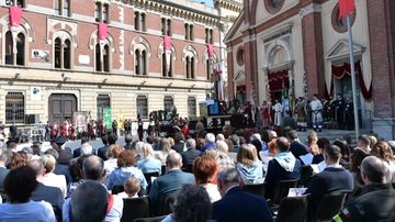 Palio di Legnano, dopo la messa sul Carroccio tocca alla sfilata storica più bella d’Italia. Poi la sfida fra le 8 contrade per la conquista del Crocione