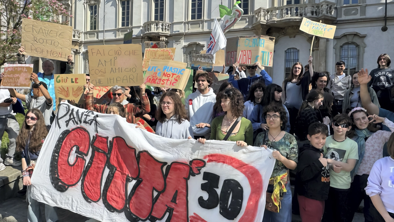 Il corteo partito dal castello visconteo ha attraversato strada Nuova e corso Mazzini passando per università, piazza della Vittoria e Comune