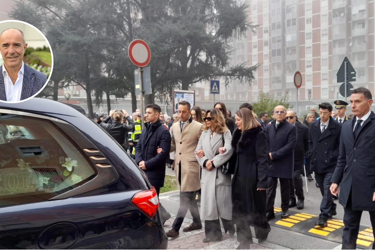 L'ultimo saluto al sindaco Gianni Ferretti: la moglie e i figli guidano il corteo funebre