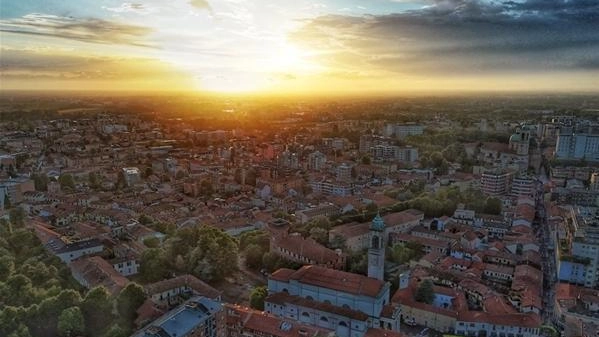 Una veduta aerea di Rho al tramonto, le foto più belle saranno inserite nel calendario