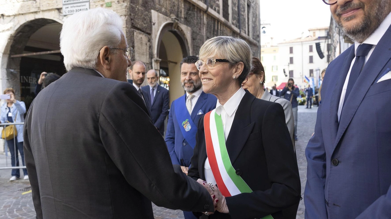 La sindaca Laura Castelletti con il presidente Sergio Mattarella al 50° della strage