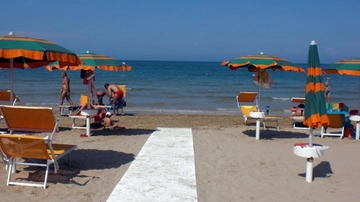 Stessa spiaggia, caro mare. Ombrelloni e lettini: aumentano i prezzi. Concessioni prorogate fino al 2027