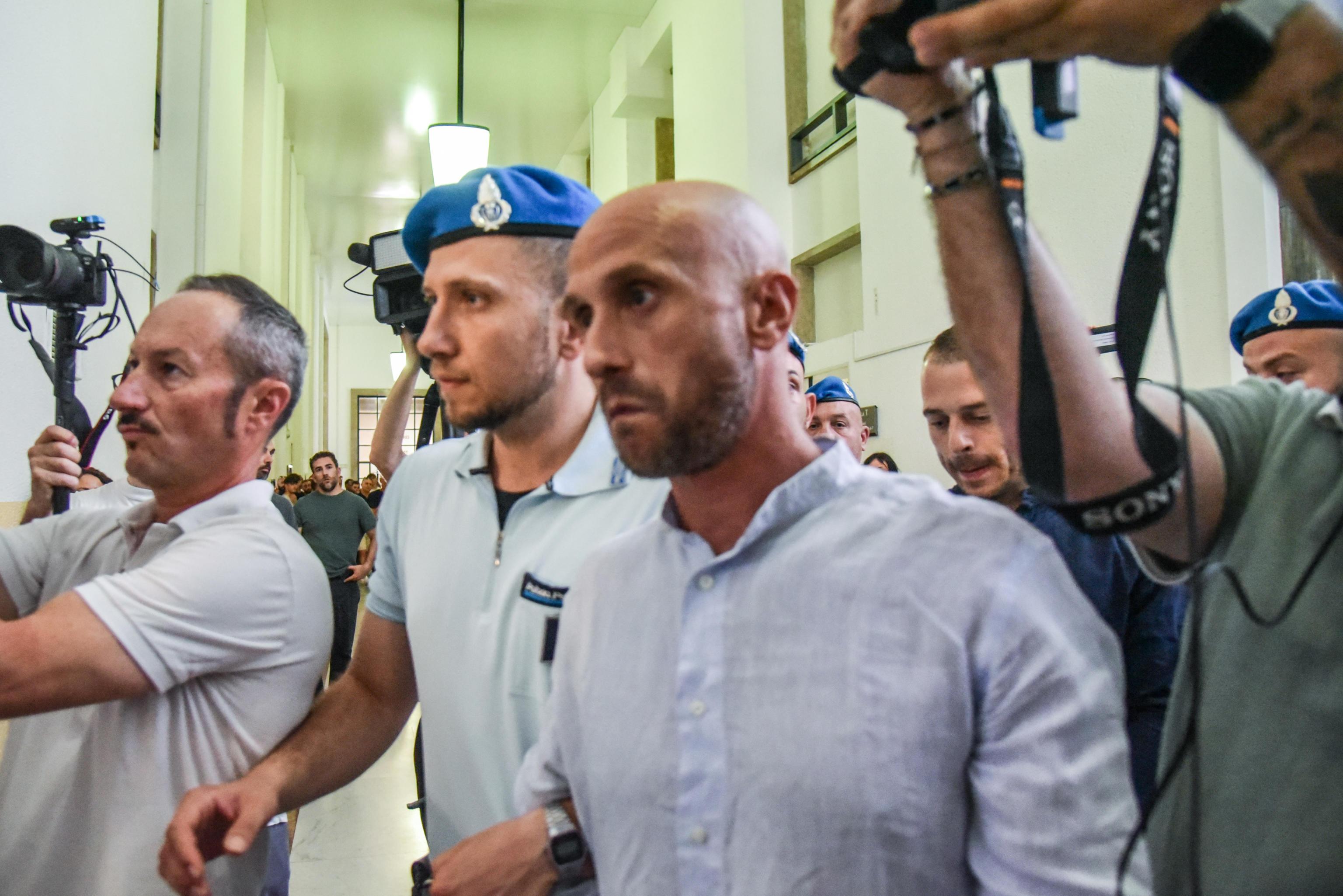 Processo agli ultrà milanisti: condannati l’ex bodyguard di Fedez e il fratello di Luca Lucci Processo agli ultrà milanisti: condannati l’ex bodyguard di Fedez e il fratello di Luca Lucci