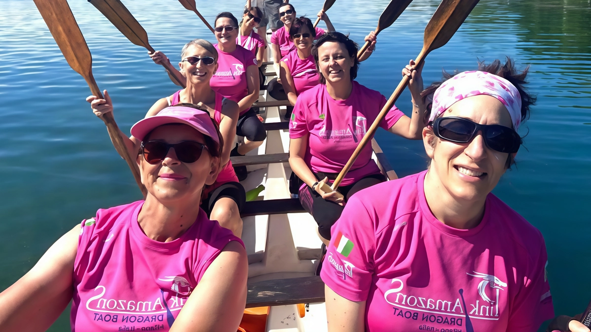 Le ’Pink Amazon Dragon Boat’ attraverso lo sport promuovono la. prevenzione e spingono le altre donne a fare i controlli periodici Le ’Pink Amazon Dragon Boat’ attraverso lo sport promuovono la. prevenzione e spingono le altre donne a fare i controlli periodici