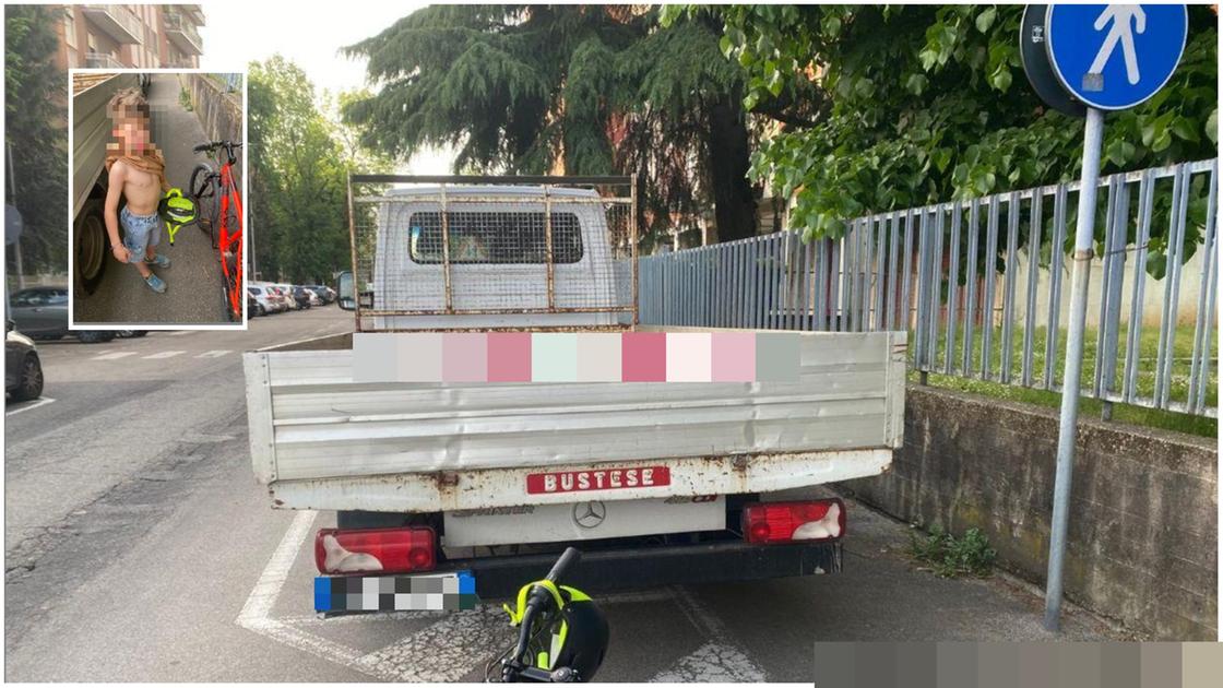 Multato a 8 anni: in bicicletta contro un camion parcheggiato sulla ciclabile