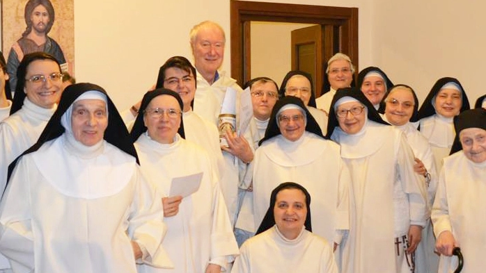 Una foto di gruppo delle suore del monastero Matris Domini