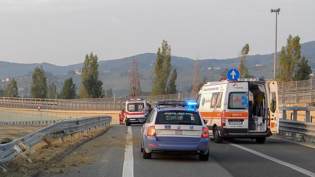 Sul luogo dell'incidente diversi mezzi di soccorso (foto di repertorio) Sul luogo dell'incidente diversi mezzi di soccorso (foto di repertorio)