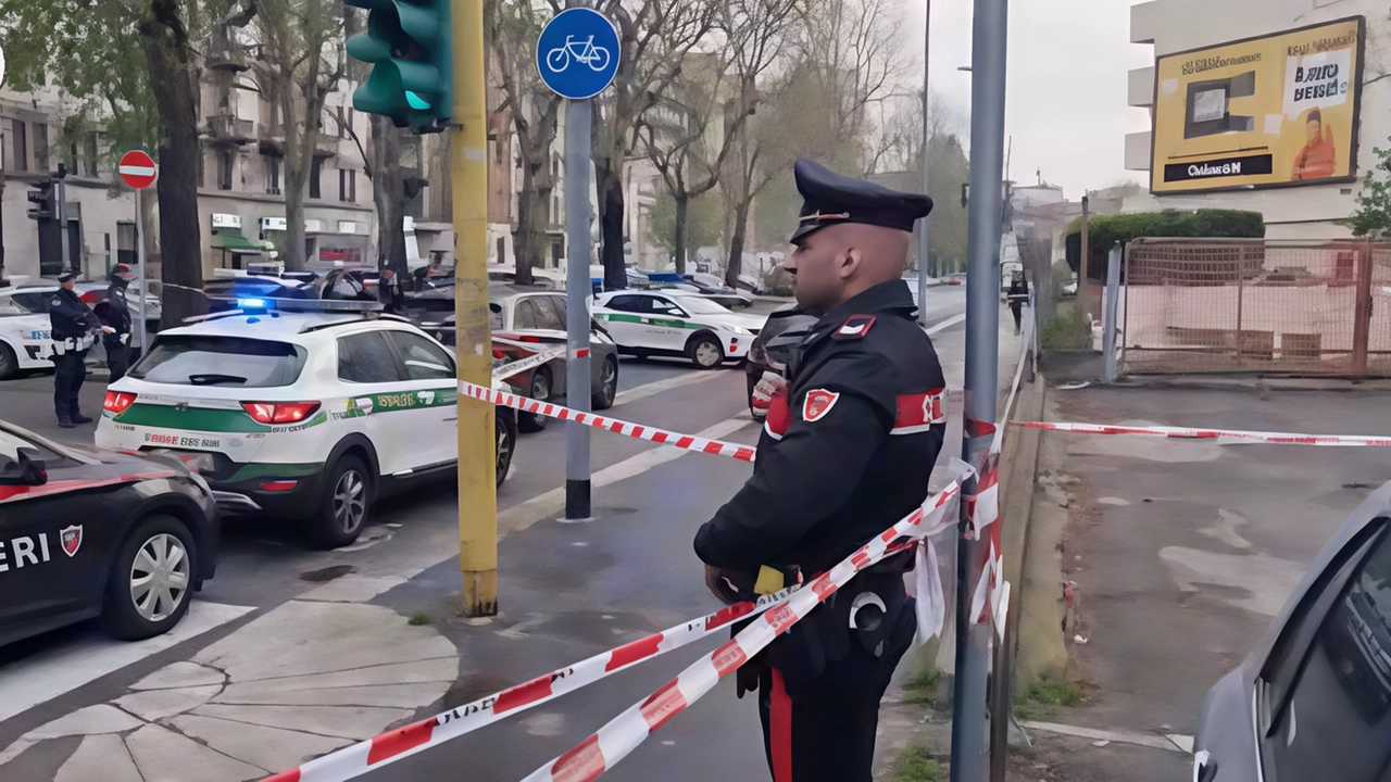 I carabinieri in viale Marche dopo l’agguato dello scorso 9 aprile In strada la Lancia Delta del ferito I carabinieri in viale Marche dopo l’agguato dello scorso 9 aprile In strada la Lancia Delta del ferito