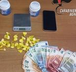 Getta dal finestrino 30 dosi di cocaina Getta dal finestrino 30 dosi di cocaina