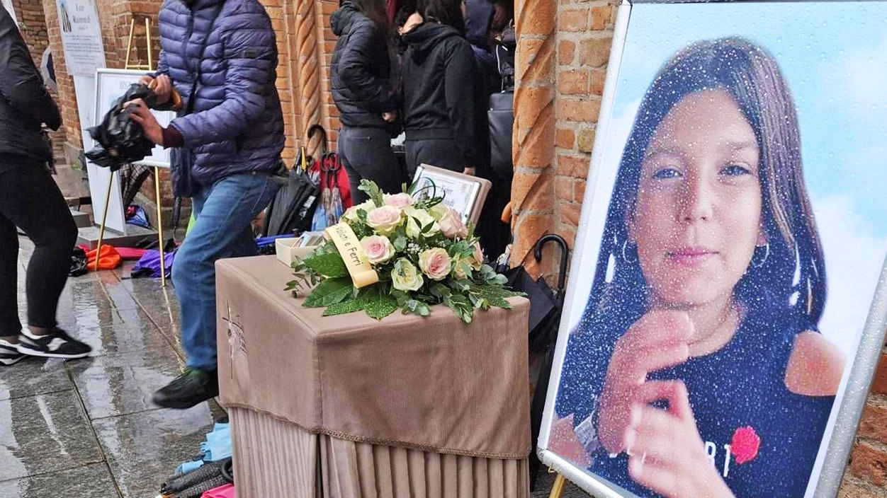 Don Bruno ha letto il pensiero dei genitori: dall’amore la forza per vivere. L’intera comunità di Mozzanica si è stretta intorno alla famiglia di Ester Raimondi Don Bruno ha letto il pensiero dei genitori: dall’amore la forza per vivere. L’intera comunità di Mozzanica si è stretta intorno alla famiglia di Ester Raimondi