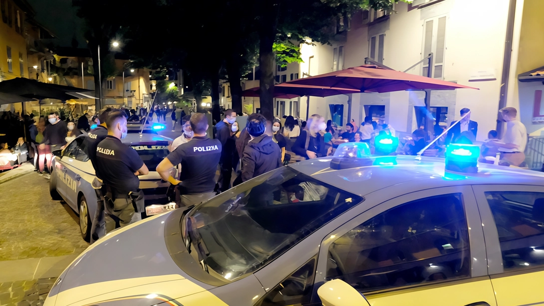 La controffensiva delle forze dell’ordine dopo gli episodi di risse, spaccio e furti: 17 avvisi orali, 5 fogli di via obbligatori, 6 divieti di accesso ad alcuni esercizi del centro. La controffensiva delle forze dell’ordine dopo gli episodi di risse, spaccio e furti: 17 avvisi orali, 5 fogli di via obbligatori, 6 divieti di accesso ad alcuni esercizi del centro.