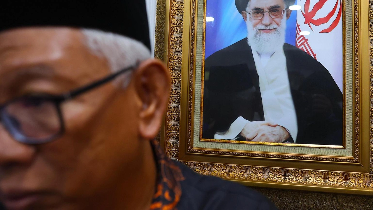 Ali Khamenei avrebbe trasferito temporaneamente poteri esecutivi ai Guardiani della Rivoluzione, cresce il ruolo del figlio Mojtaba. Ali Khamenei avrebbe trasferito temporaneamente poteri esecutivi ai Guardiani della Rivoluzione, cresce il ruolo del figlio Mojtaba.