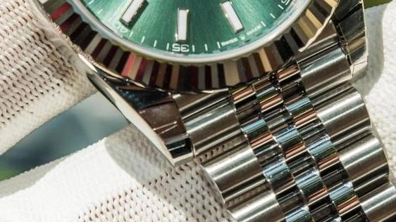 È di un orologio di lusso di marca Rolex e di due lingotti d’oro, per un valore complessivo di circa...