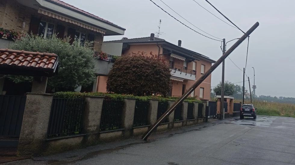 Quaranta richieste di intervento urgente in poche ore. Il meteo è cambiato drasticamente in questi giorni e sul territorio brianzolo... Quaranta richieste di intervento urgente in poche ore. Il meteo è cambiato drasticamente in questi giorni e sul territorio brianzolo...