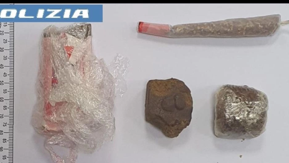 Segnala l’irruzione a casa di un conoscente in stato di agitazione e la polizia poi gli trova droga nella sua... Segnala l’irruzione a casa di un conoscente in stato di agitazione e la polizia poi gli trova droga nella sua...