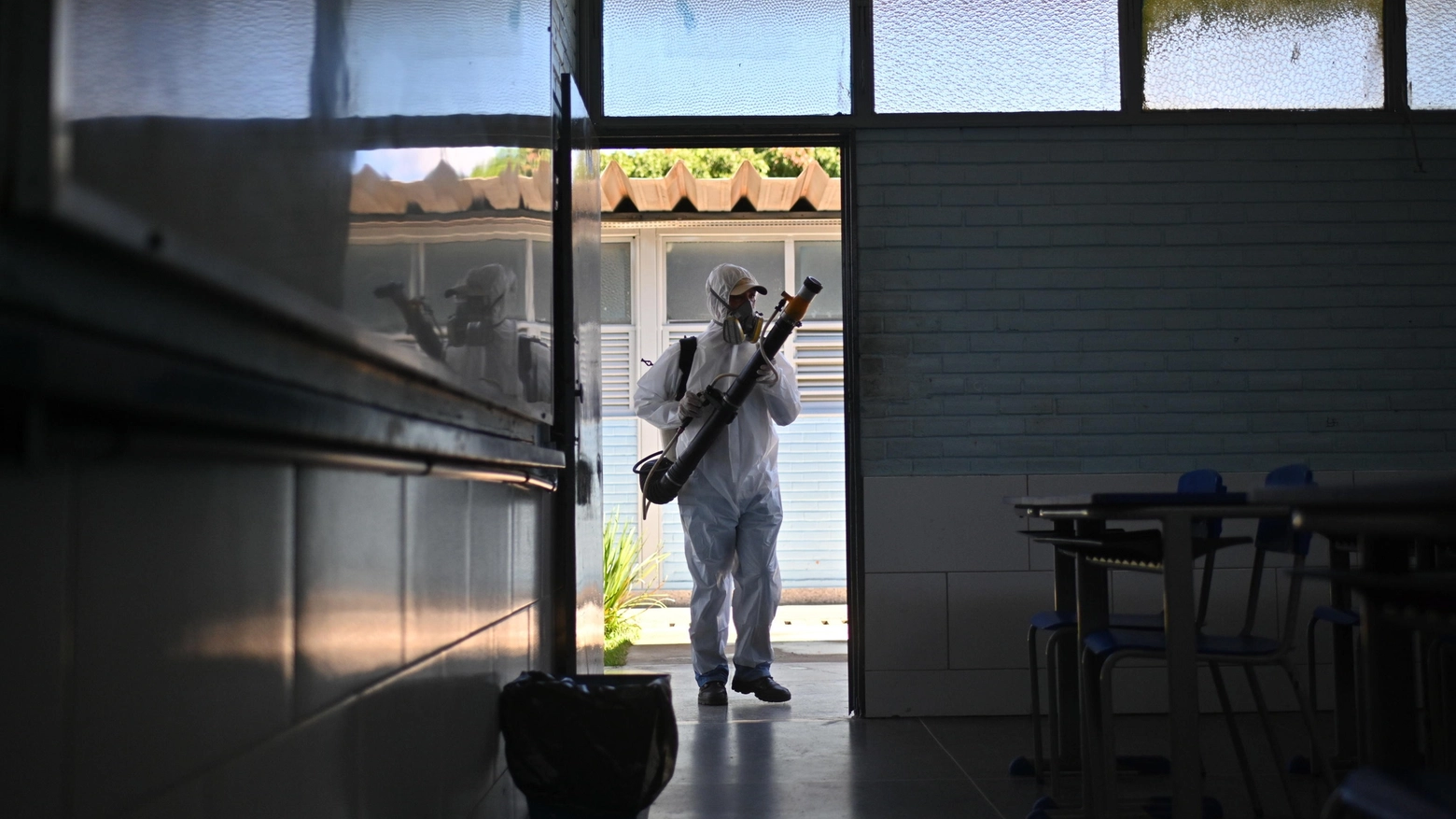 Un operatore intento alla disinfestazione per prevenire la febbre dengue