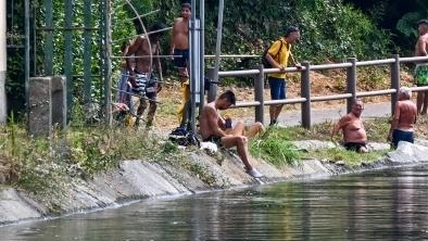 Parabiago, in tanti, soprattutto giovani, cercano refrigerio nelle acque dei canali e dei fiumi. Ma le insidie sono tante: "Rischi molto gravi e i divieti di balneazione non sonorispettati". Parabiago, in tanti, soprattutto giovani, cercano refrigerio nelle acque dei canali e dei fiumi. Ma le insidie sono tante: "Rischi molto gravi e i divieti di balneazione non sonorispettati".