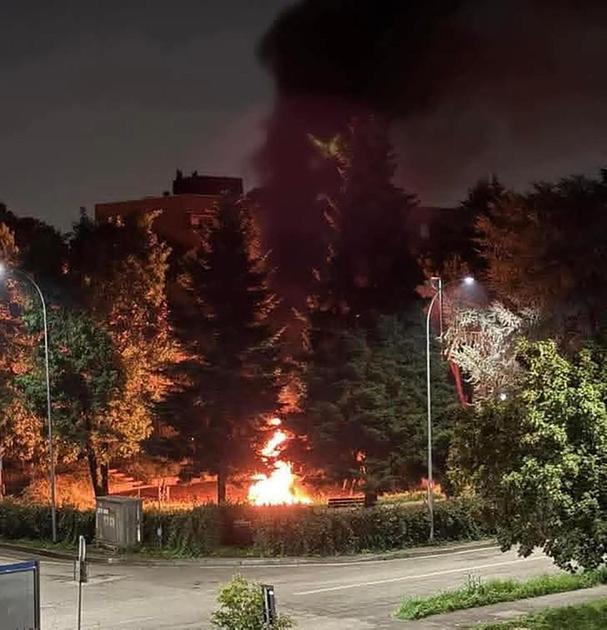 Vandali in azione in via De Gasperi. Bruciati i giochi per i bambini