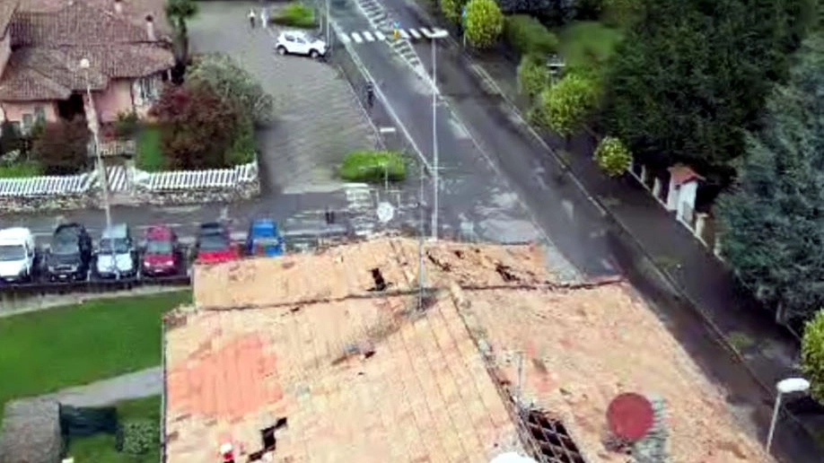 Nell’immagine aerea i danni al tetto di un immobile dopo il tornado Nell’immagine aerea i danni al tetto di un immobile dopo il tornado