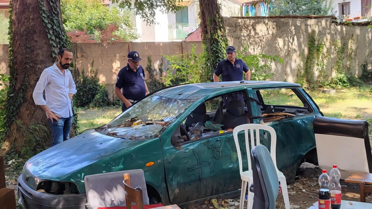 Il neo sindaco Lissa già dall’opposizione chiedeva di intervenire al Crosione. Ora rimossi auto e rifiuti. Resta il problema dei giovani che bivaccano. Il neo sindaco Lissa già dall’opposizione chiedeva di intervenire al Crosione. Ora rimossi auto e rifiuti. Resta il problema dei giovani che bivaccano.