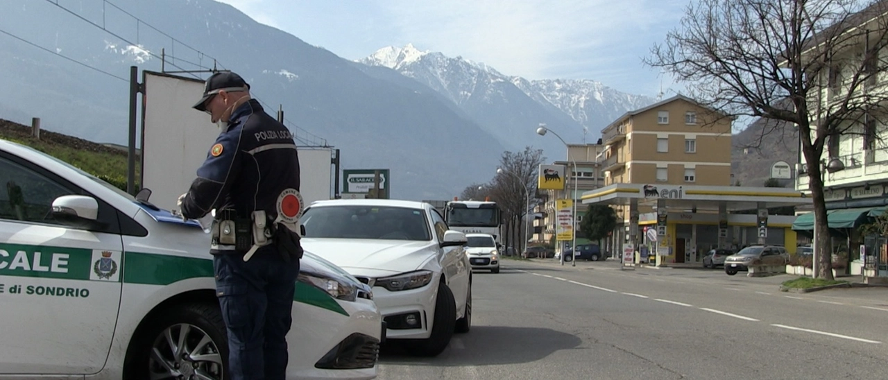 Rifiuti scaricati in strada, otto sondriesi scoperti multati dalla polizia locale