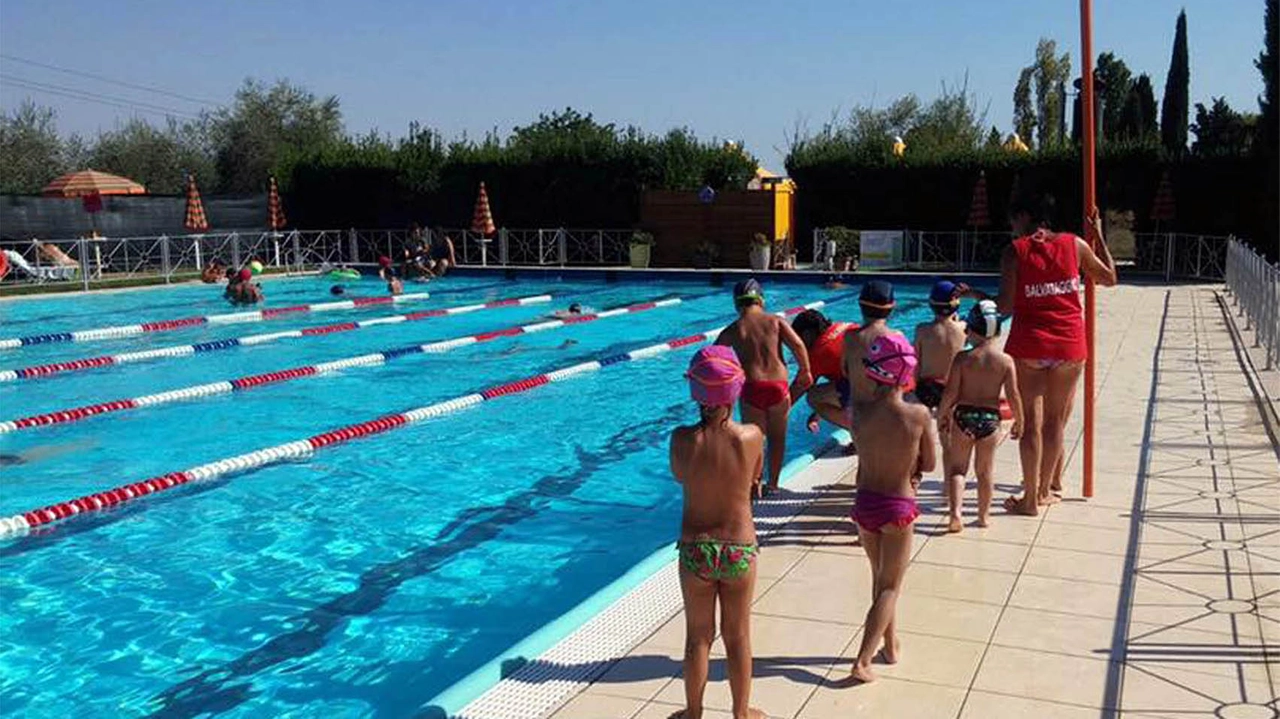 La tragedia è avvenuta in piscina: inutili i soccorsi (Foto archivio) La tragedia è avvenuta in piscina: inutili i soccorsi (Foto archivio)