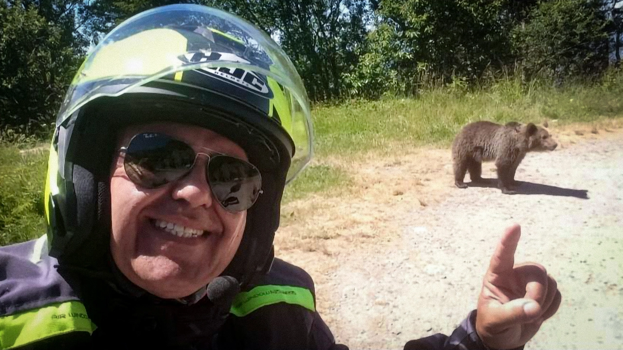 Omar Farang Zin in un selfie trovato sul suo cellulare. A sinistra, l’orsa Omar Farang Zin in un selfie trovato sul suo cellulare. A sinistra, l’orsa
