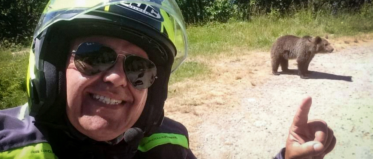 “Che bello l’orsa si avvicina”, poi viene trascinato in un burrone e sbranato: il video choc pubblicato da Omar Farang Zin prima della morte