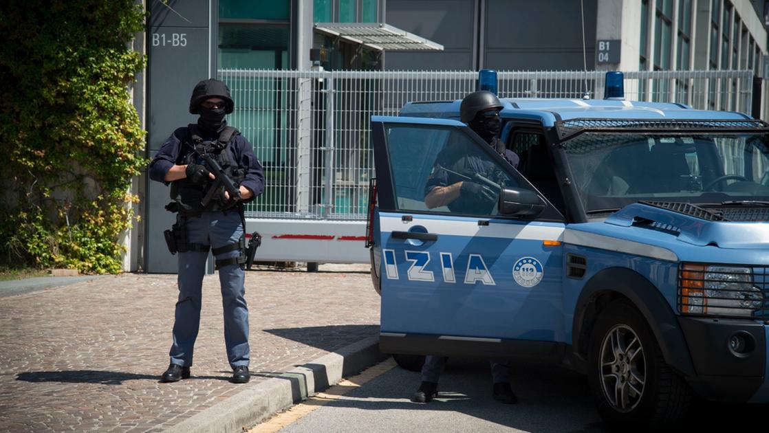 Arrestato a Milano il “re” degli hacker che colpiva Italia e Francia: era il capo di una gang rumena Arrestato a Milano il “re” degli hacker che colpiva Italia e Francia: era il capo di una gang rumena