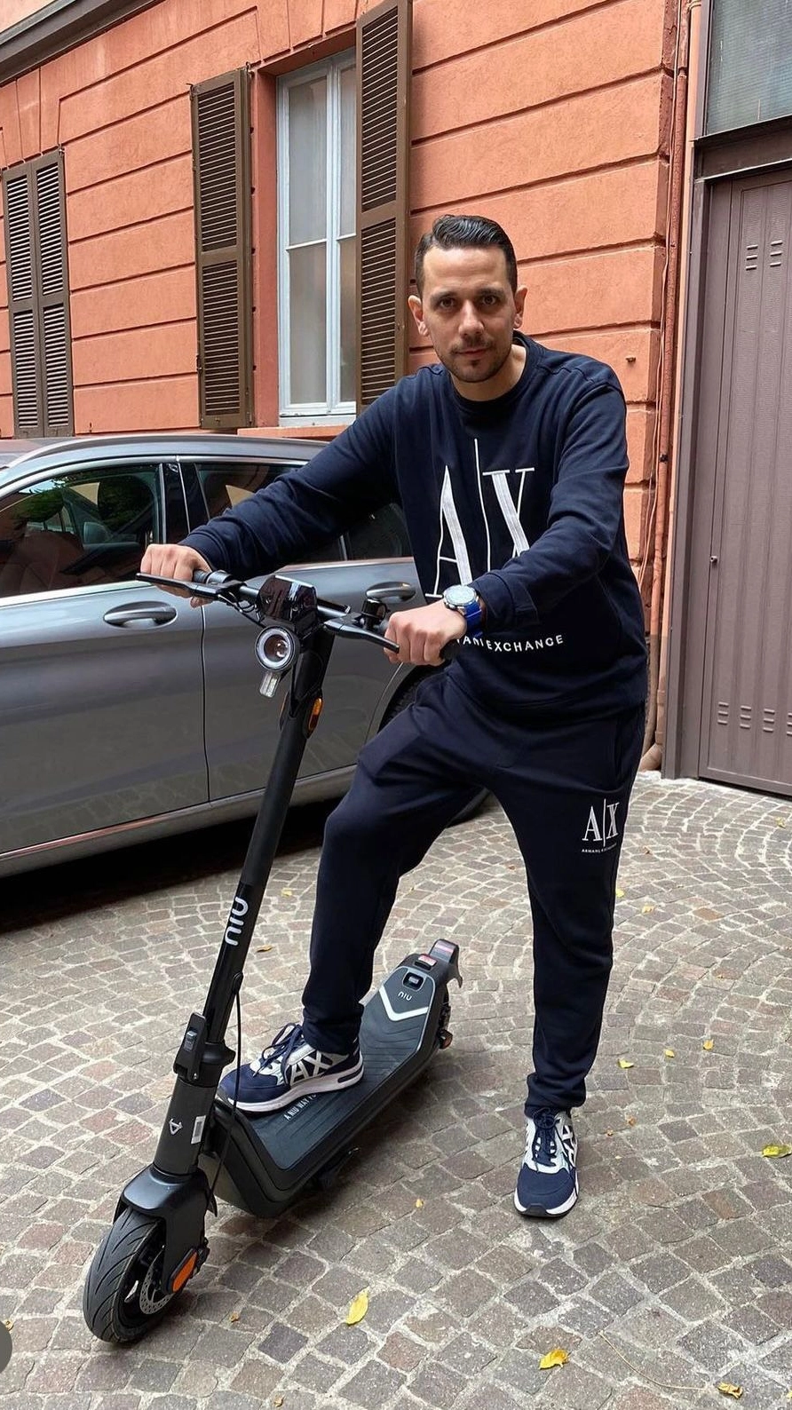 Luca Mastrangelo in monopattino