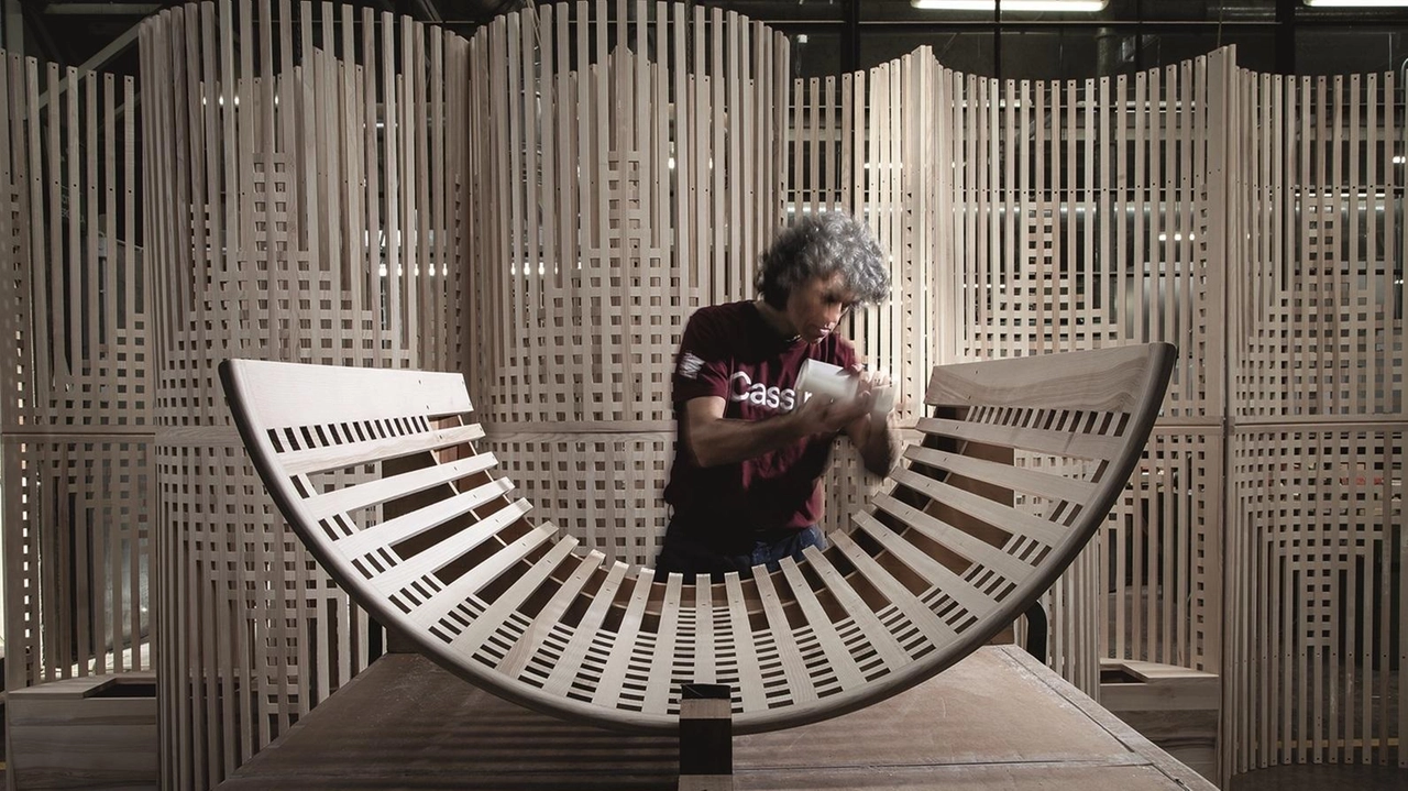 Nei laboratori della Cassina nascono mobili e complementi d’arredo che fanno scuola di design in tutto il mondo Nei laboratori della Cassina nascono mobili e complementi d’arredo che fanno scuola di design in tutto il mondo