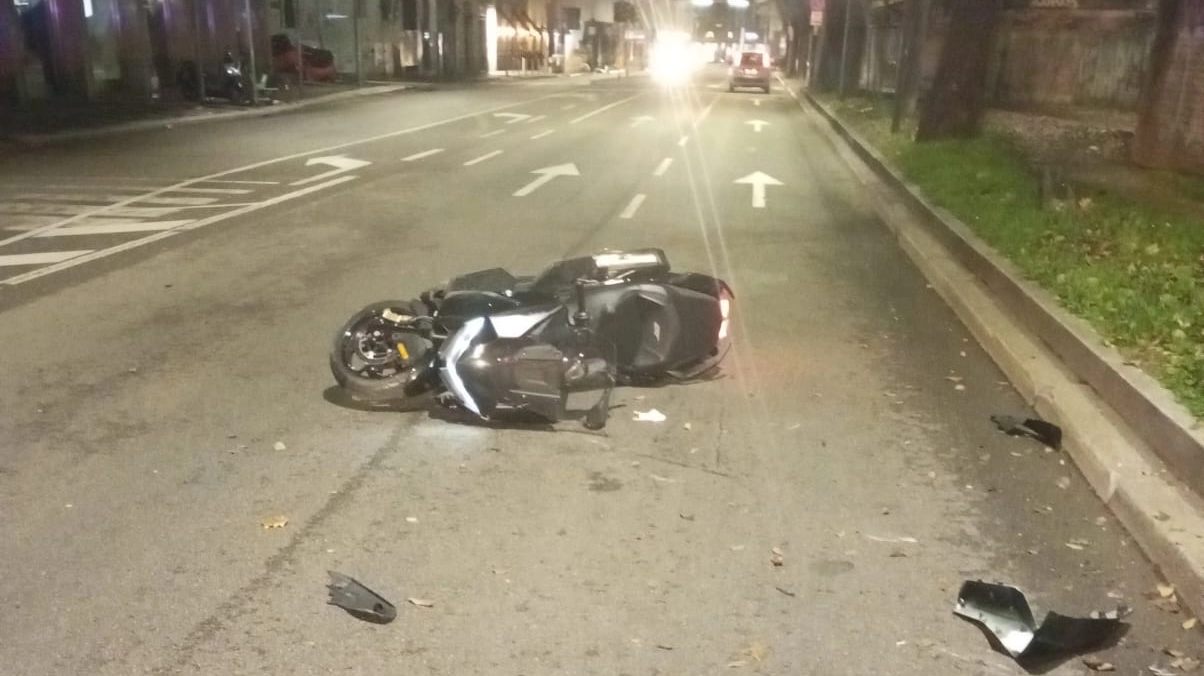 Incidente in via D'Annunzio a Milano, centauro cade dalla moto Incidente in via D'Annunzio a Milano, centauro cade dalla moto