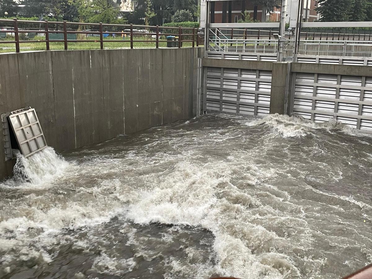Temporali su Milano: strade allagate e rami caduti. Sale il Seveso e la vasca entra in funzione
