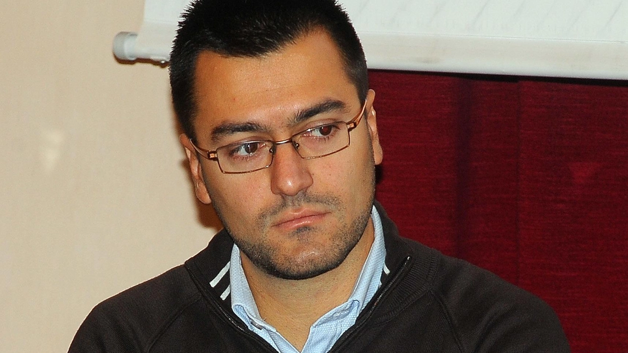 "È doveroso che tutte le forze politiche prendano le distanze. Lo chiedo con forza, prendendo spunto proprio dalla discussione... "È doveroso che tutte le forze politiche prendano le distanze. Lo chiedo con forza, prendendo spunto proprio dalla discussione...