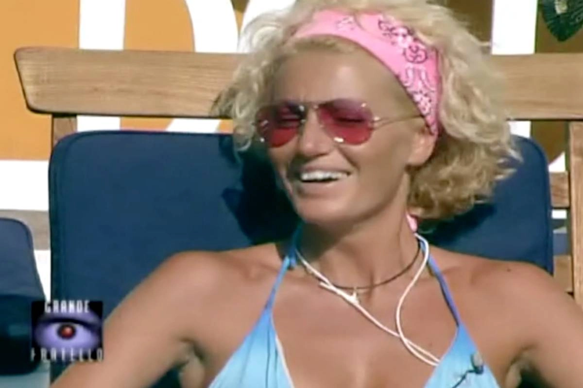 Cristina Plevani durante la sua partecipazione al Grande Fratello nel 2000, prima edizione vinta proprio dalla bagnina di Iseo (Frame video Canale 5)
