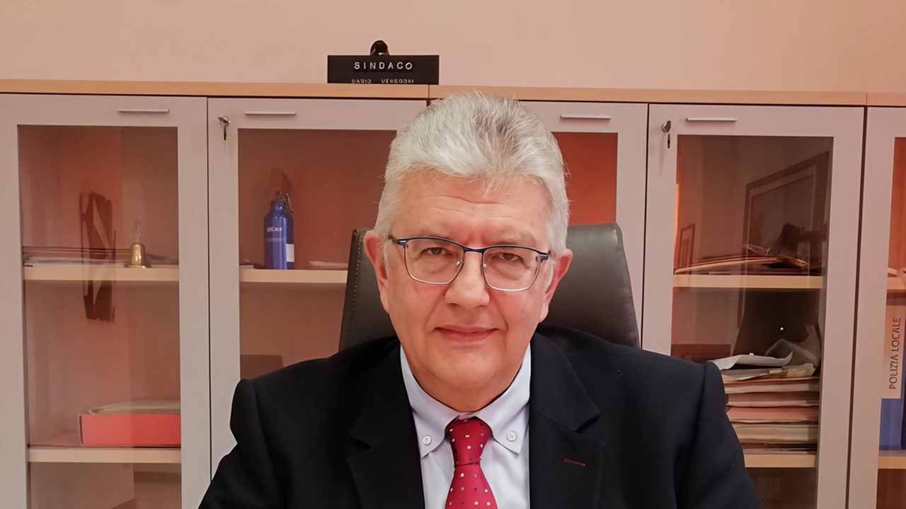 Il sindaco Dario Veneroni Per incontrare gli esperti dello sportello psicologico basta fissare un appuntamento Il sindaco Dario Veneroni Per incontrare gli esperti dello sportello psicologico basta fissare un appuntamento