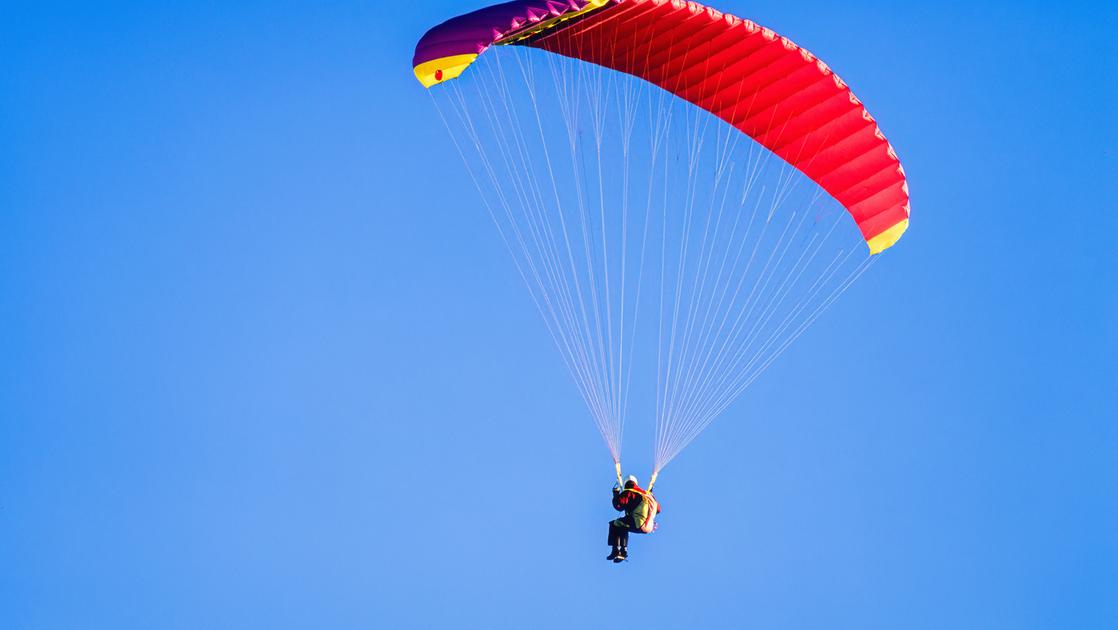 Decolla dal Cornizzolo col parapendio ma qualcosa va storto. Pilota resta appesa a un albero Decolla dal Cornizzolo col parapendio ma qualcosa va storto. Pilota resta appesa a un albero