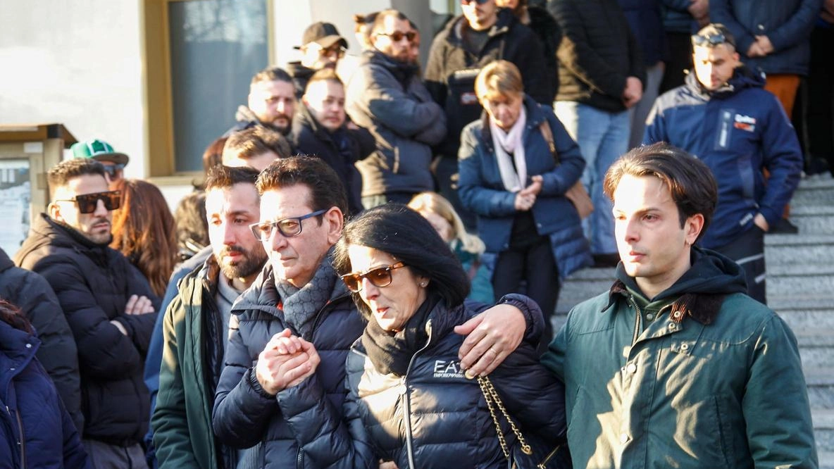 Il ricordo di familiari, amici e colleghi del 38enne accoltellato dalla compagna. Intanto la Procura le contesta il dolo eventuale e fa ricorso contro i domiciliari. Il ricordo di familiari, amici e colleghi del 38enne accoltellato dalla compagna. Intanto la Procura le contesta il dolo eventuale e fa ricorso contro i domiciliari.