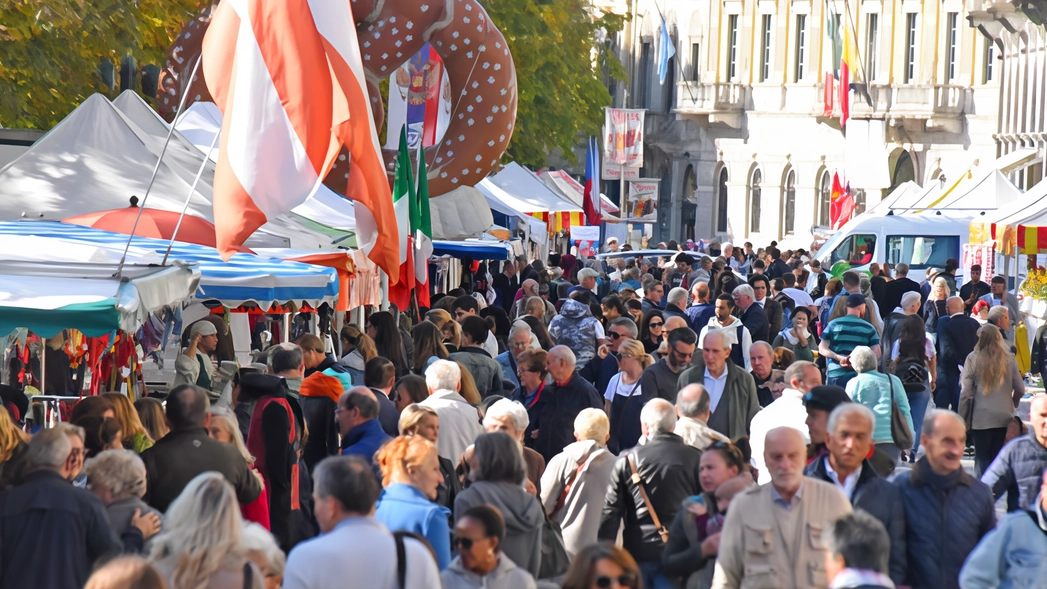 La 22a edizione di Mercatanti in Fiera a Bergamo presenta sapori internazionali e prodotti artigianali europei, con 105 banchi e espositori da 22 Paesi diversi. L'evento, organizzato da Anva Confesercenti Bergamo, offre anche street food Usa, cucina orientale e prodotti provenienti dalla Provenza. La presenza di espositori locali e provenienti da varie regioni italiane rende l'evento un punto di riferimento per gli amanti del cibo e dell'artigianato. La 22a edizione di Mercatanti in Fiera a Bergamo presenta sapori internazionali e prodotti artigianali europei, con 105 banchi e espositori da 22 Paesi diversi. L'evento, organizzato da Anva Confesercenti Bergamo, offre anche street food Usa, cucina orientale e prodotti provenienti dalla Provenza. La presenza di espositori locali e provenienti da varie regioni italiane rende l'evento un punto di riferimento per gli amanti del cibo e dell'artigianato.