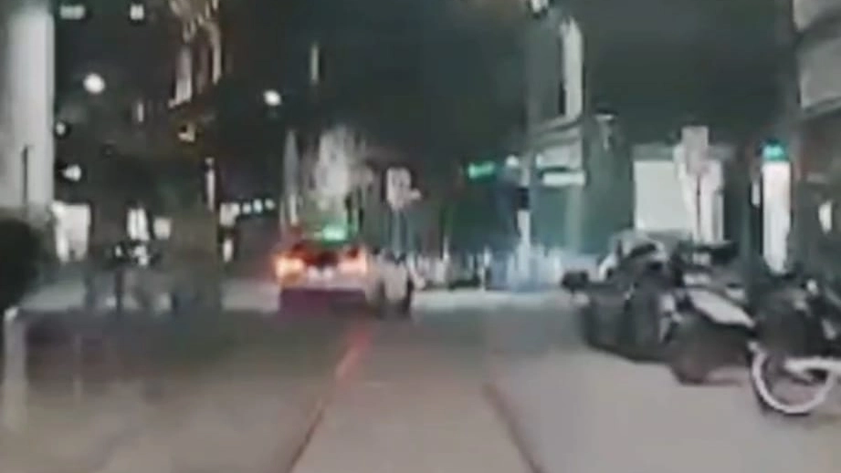 Un frame del video: il taxi in sbandata dopo il "salto"