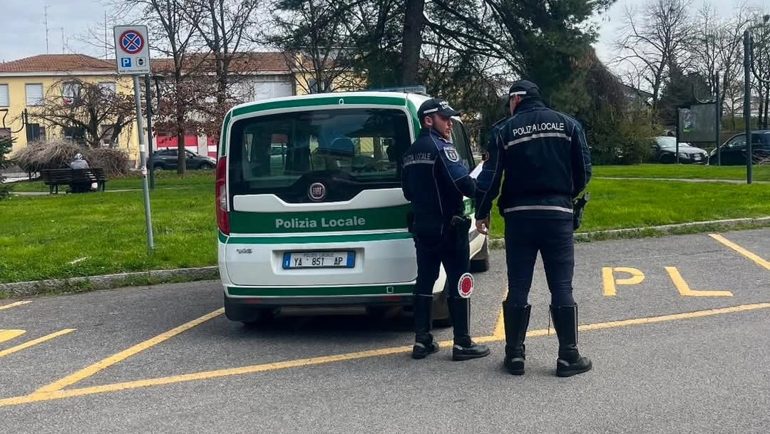 La pattuglia ha pizzicato il conducente nella zona del mercato La pattuglia ha pizzicato il conducente nella zona del mercato