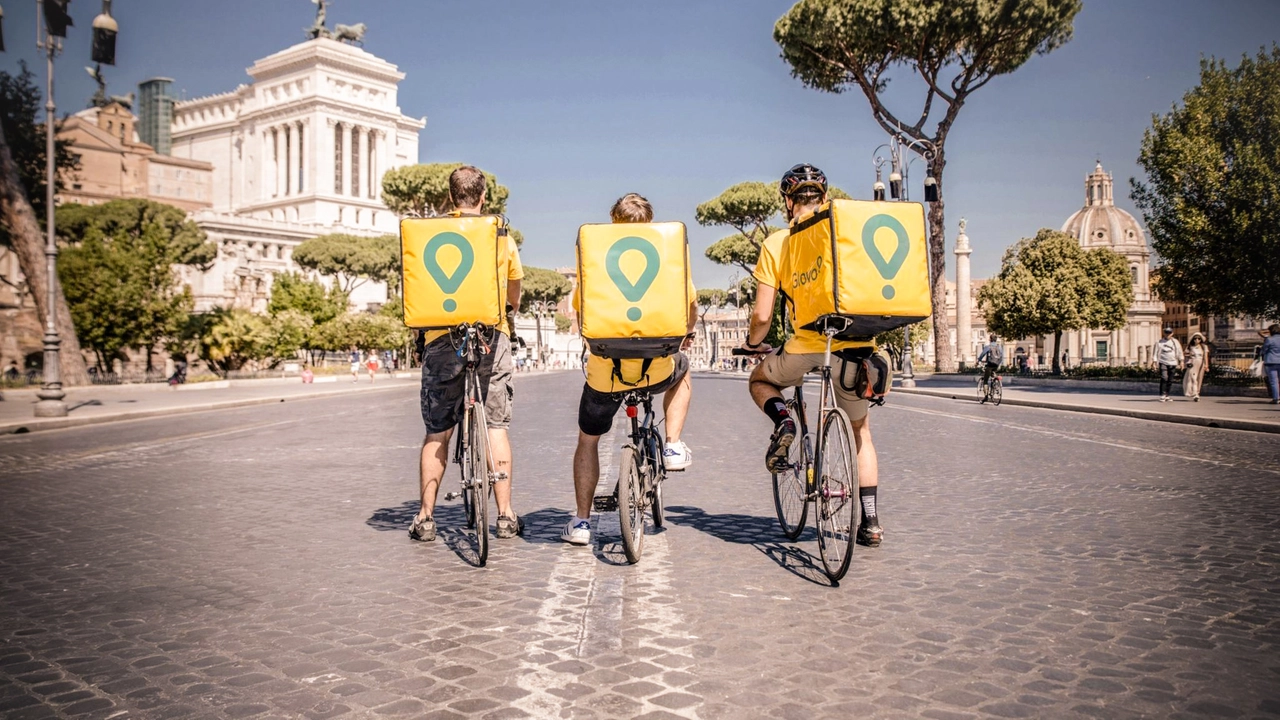 Rider Glovo in servizio (foto di repertorio)